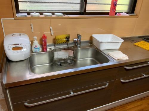 blat kuchenny ze zlewem i urządzeniem kuchennym w obiekcie AZ Hotel - Vacation STAY 56058v w mieście Akaoki