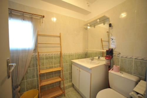 ein Bad mit einem WC und einem Waschbecken in der Unterkunft STUDIO SAINT CLAIR Vue Laterale MER in La Grande-Motte