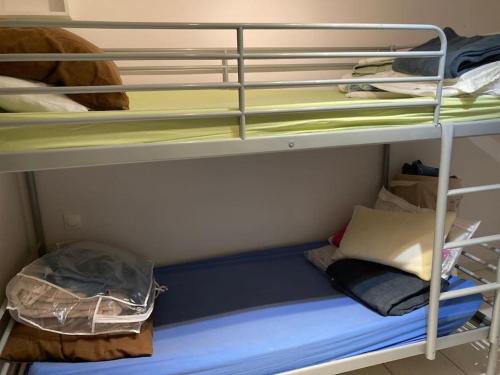 Ce lit superposé se trouve dans un dortoir comprenant : dans l'établissement duplex 4p, st clair, pr plage, au soleil au calme, au Lavandou