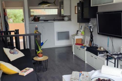 une pièce avec une cuisine et un salon dans l'établissement duplex 4p, st clair, pr plage, au soleil au calme, au Lavandou