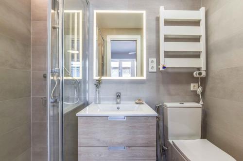 a bathroom with a sink and a shower and a toilet at Global Home - PADA in Madrid