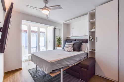 1 dormitorio con 1 cama y ventilador de techo en Global Home - PADA en Madrid