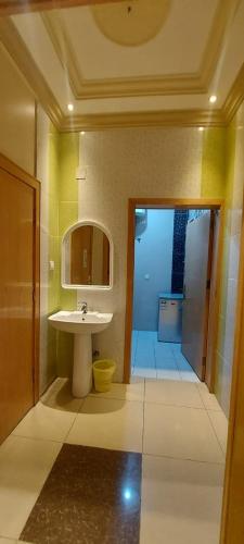 Ein Badezimmer in der Unterkunft البيت الأخضر - شقق مخدومة Green House