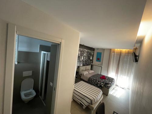 アオスタにあるSMILE accomodationの小さなベッドルーム(ベッド1台、トイレ付)