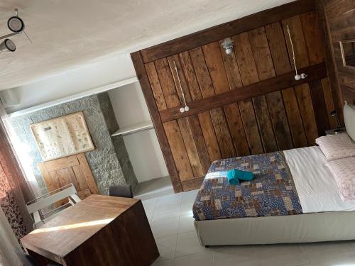 アオスタにあるSMILE accomodationの木製の壁のベッドルーム1室(ベッド1台付)