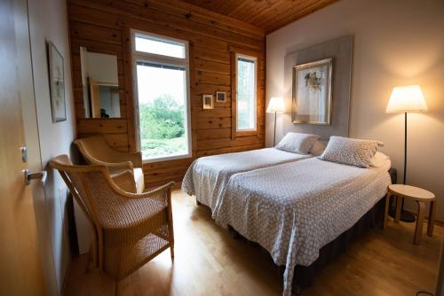 een slaapkamer met een bed en een raam bij Leena's B&B in Inkoo
