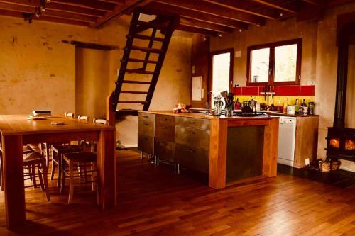 - une cuisine avec une table et une échelle dans une pièce dans l'établissement Maison vue panoramique depuis le coteau de Chinon, à Chinon