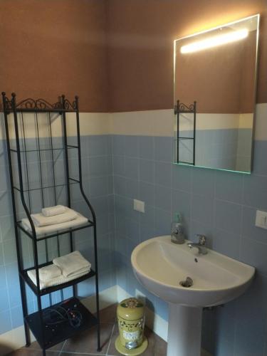 een badkamer met een wastafel en een spiegel bij Merope Idrosuite in Serralta