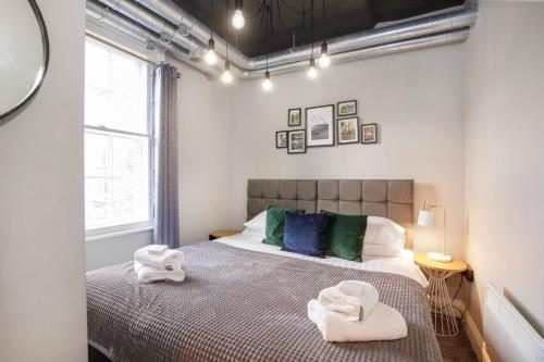 a bedroom with a bed with towels on it at Turpin Quarter in the centre of the city, sleeps 6 in York