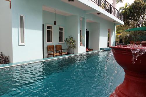 uma piscina em frente a uma casa em The Bygone em Siem Reap