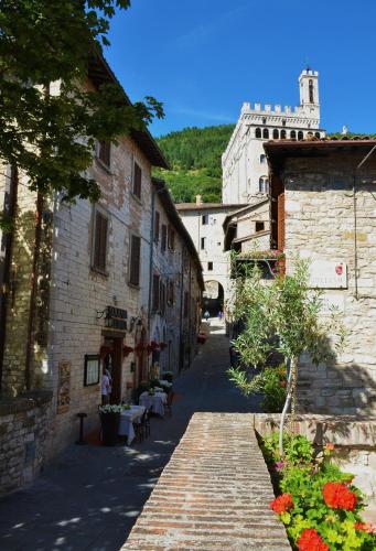 an alley in an old town with a building at Locanda Del Duca in Gubbio