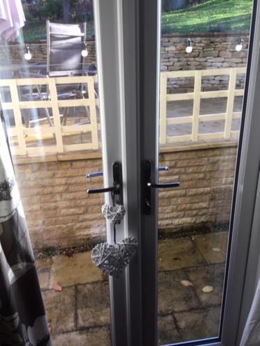 uma porta de vidro deslizante com vista para um pátio em Bens Hollow with hot tub em Bredon