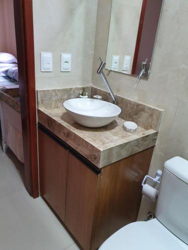 een badkamer met een wastafel en een toilet bij Chalé de campo em condomínio fechado in Bananeiras