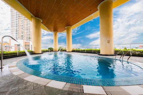 una piscina en la azotea de un edificio en Muong Thanh Grand Ha Long Hotel, en Ha Long