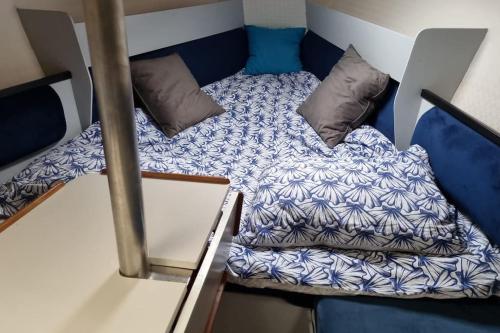 a small bed in a room on a boat at Dormir num veleiro em Lisboa in Lisbon