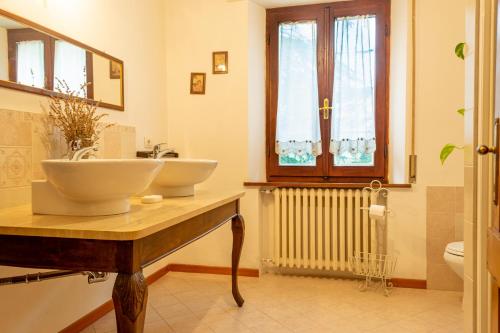 baño con 2 lavabos en una encimera de madera en Villa Poliziana San Benedetto, en Montepulciano