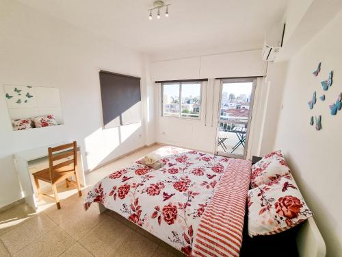 Un pat sau paturi într-o cameră la City View Rooms