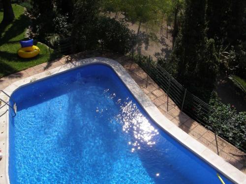 Una gran piscina azul en un patio. en PUSHE Village Las Gaviotas Nature & Relax, en Salobreña