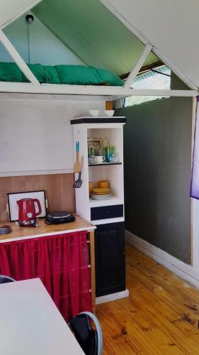 a room with a table and a bunk bed at Tiny Green House in El Bolsón