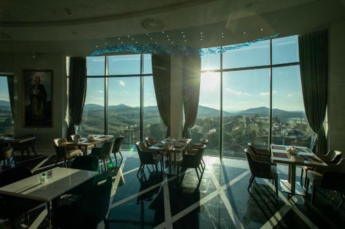 Ein allgemeiner Bergblick oder ein Berglick von des Hotels aus