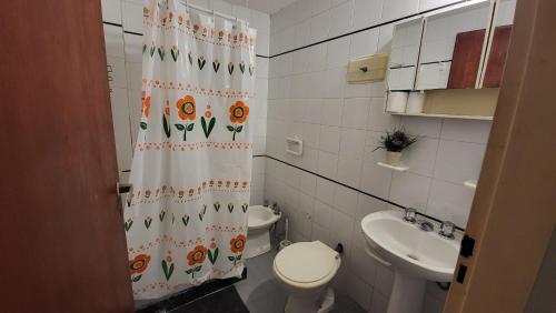 un bagno con un water e una tenda da doccia di Depto Temporario Centro Corrientes a Corrientes