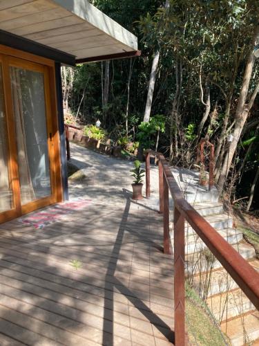 a wooden porch with a wooden fence and a walkway at O Chalé mais bucólico de Araras. Vista linda in Araras Petropolis
