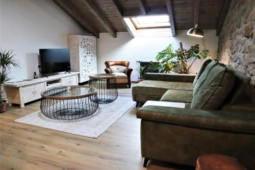 sala de estar con 2 sofás y TV en Eguen Goiko, en Lekeitio