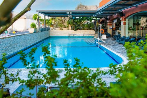 埃拉特的住宿－埃拉特舒適酒店，大楼里的一个大型蓝色游泳池