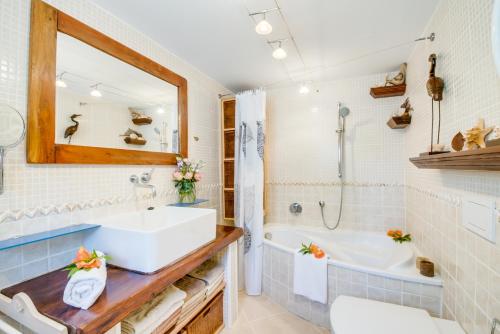 uma casa de banho com uma banheira, um lavatório e um espelho. em Son Morey Mia em Muro
