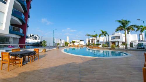 a swimming pool in the middle of a building at Beautiful LOFT in front of Wyndham Hotel in Manta