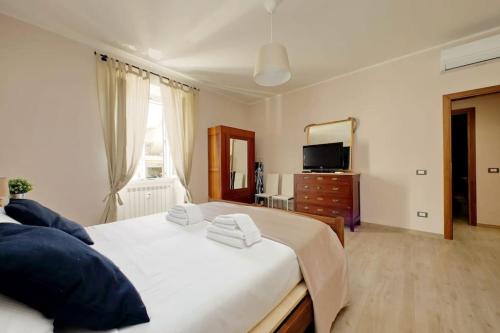 a bedroom with a bed and a dresser with a mirror at Casa Testaccio in Rome
