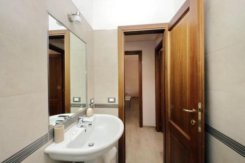 ローマにあるCasa Testaccioのバスルーム(白い洗面台、鏡付)
