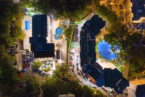 Prestige Hotel and Aquapark - All inclusive في غولدن ساندز: منظر علوي لحديقة في الليل