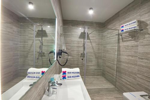 a bathroom with two sinks and a shower at Спа-готель ПОЛО-МЕДЛАЙФ in Kremenchuk