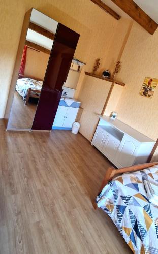 ein Schlafzimmer mit einem Bett und einem Spiegel in einem Zimmer in der Unterkunft Chambres d’hôtes POP Bike Night in Tiffauges