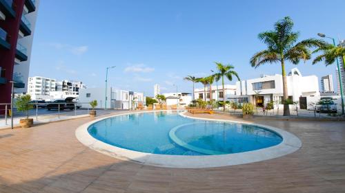a large swimming pool in the middle of a street at Urbanización privada, seguridad y confort in Manta