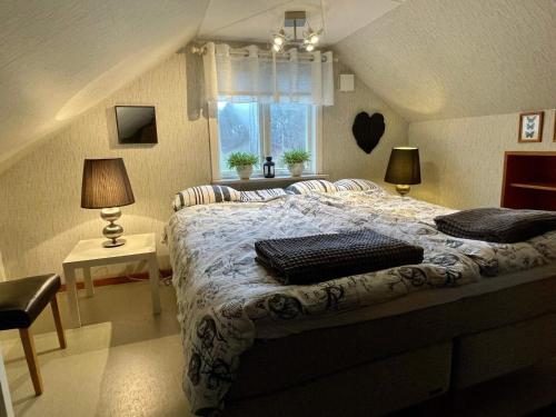 1 dormitorio con 1 cama con 2 almohadas en Holiday home SVÄNGSTA II, en Svängsta