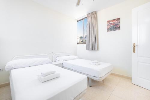 una sala de estar blanca con muebles blancos y una ventana en Trinisol 7-A Sea Views Apartment Levante Beach, en Benidorm