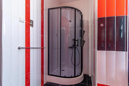 y baño con ducha a rayas rojas y blancas. en Boutique Hotel Ilitsa 