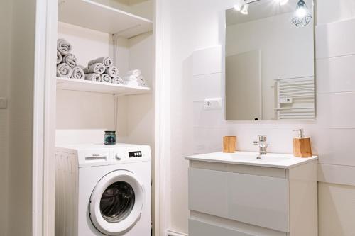 a white laundry room with a washing machine and a sink at Bienvenue chez Noémie - Arrivée Autonome in Châtellerault