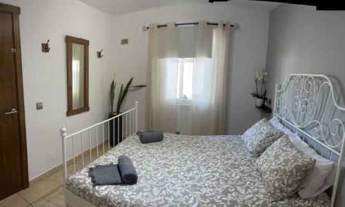 1 dormitorio con cama, espejo y ventana en Casa Sol y Luna, en Costa Calma