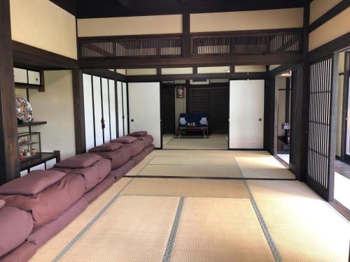- un salon avec des canapés dans une pièce dotée de fenêtres dans l'établissement Fukurou no Oyado - Vacation STAY 71246v, à Fuefuki
