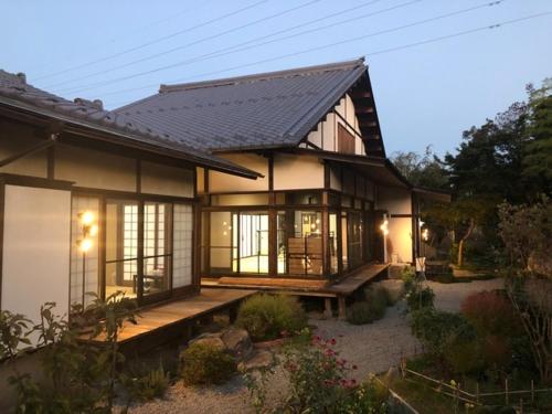 une petite maison avec terrasse couverte et une maison avec fenêtres dans l'établissement Fukurou no Oyado - Vacation STAY 71246v, à Fuefuki