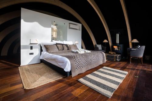 1 dormitorio con 1 cama grande y 1 alfombra en Luxury Glamping Room8 a private hideaway from Brussels, en Huldenberg