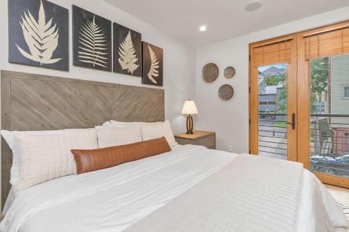 - une chambre avec un grand lit blanc et un balcon dans l'établissement 3br 3 1 2Ba Center of Everything New Listing On Our New Home, à Telluride