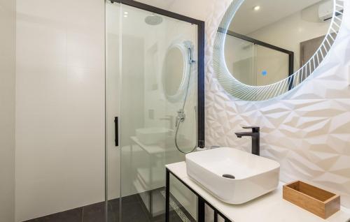 W łazience znajduje się umywalka i lustro. w obiekcie Villa Milla w mieście Opatija