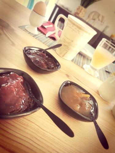 MonestierにあるLa Grange de Cablancのデザートと一緒に木のテーブルに置かれた2本のスプーン