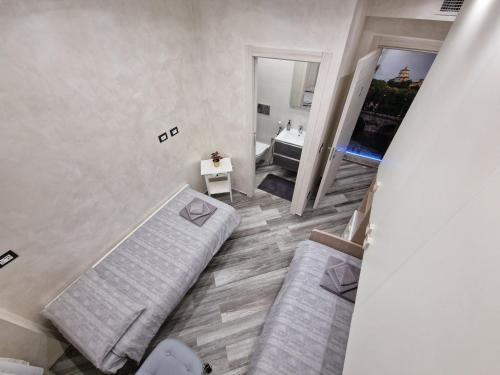 uma vista panorâmica de um quarto com 2 camas em Appartamento in Piazza Vittorio Veneto con parcheggio, Torino em Turim