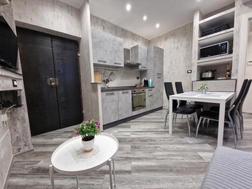 a kitchen and dining room with a table and chairs at Appartamento in Piazza Vittorio Veneto con parcheggio, Torino in Turin