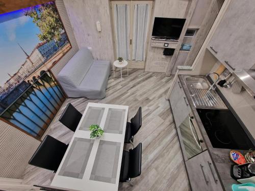 an overhead view of a living room with a table and chairs at Appartamento in Piazza Vittorio Veneto con parcheggio, Torino in Turin